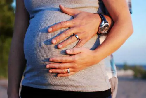 Parto cesareo ritardato per non fare straordinari: bimbo con lesioni