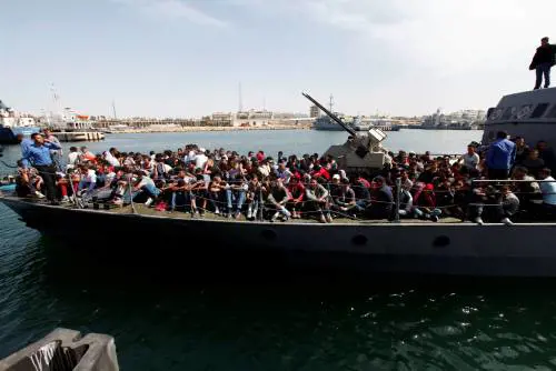 Migranti, ora l'Ue bacchetta l'Italia: "Accelerate procedure di redistribuzione"