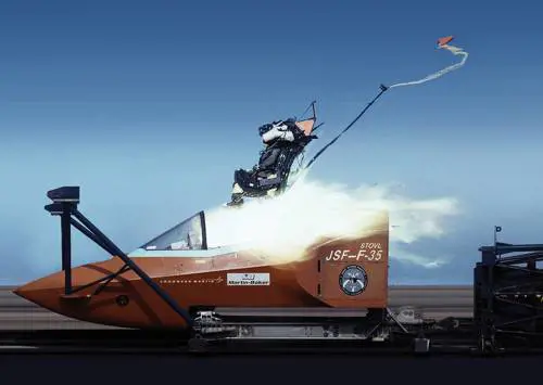 F-35A, rimosse le restrizioni di volo per i piloti leggeri