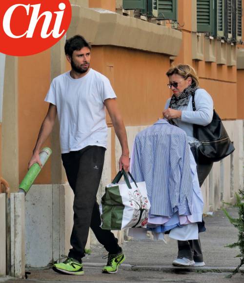 Spesa e camicie stirate: Alessandro Di Battista, il "mammone"