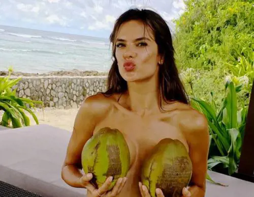 Alessandra Ambrosio, topless e cocchi