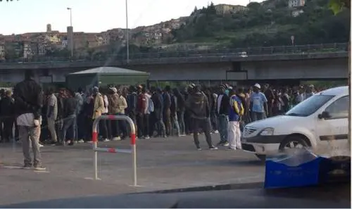 Migranti nascosti nel furgone: le toghe graziano la No border