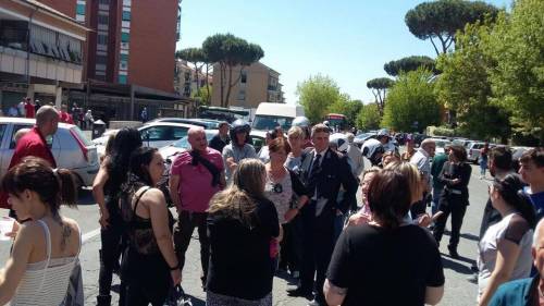 Roma, Forza Nuova blocca operazione anti abusivismo:  "Difendiamo gli ambulanti italiani"