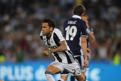 Dani Alves in rotta con la Juventus: risoluzione del contratto vicina?