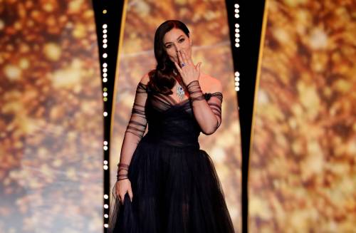 Monica Bellucci, tango hot e baci a Cannes