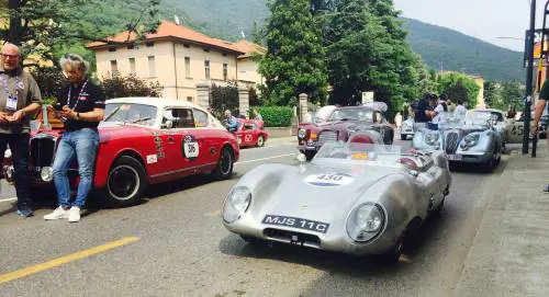 Mille Miglia, folla di appassionati saluta la carovana di auto storiche in partenza da Brescia