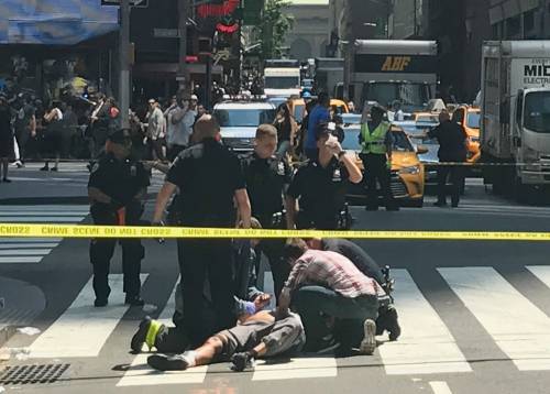 Auto travolge i pedoni a Times Square