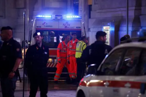Milano, accoltellati un poliziotto e un militare