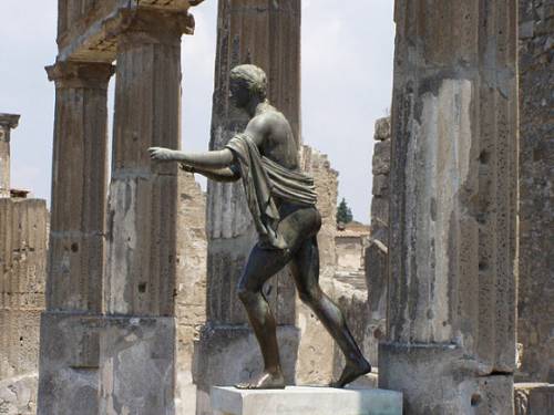Borchia rubata a Pompei: "Ma una maledizione sta per colpire il ladro"