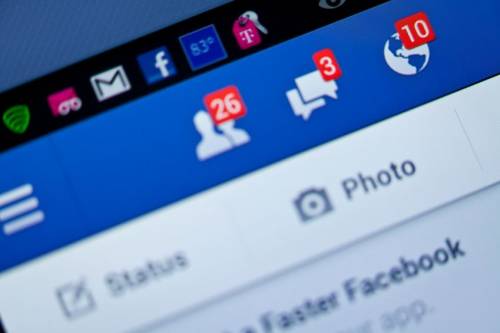 Termoli, usa Facebook a lavoro: dipendente licenziato
