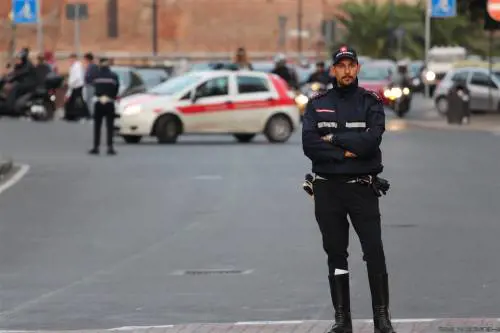 Chiude i ladri dentro il negozio ​e riesce a sventare il furto