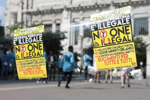 Milano, via alla marcia buonista E la sinistra sfila con i migranti