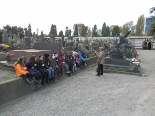 "Porto i bambini tra le tombe del cimitero Monumentale"