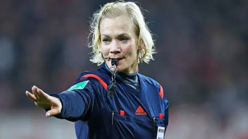 Steinhaus, primo arbitro donna in Bundesliga: è la compagna dell'ex fischietto Webb