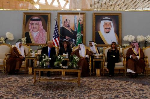 Melania Trump in Arabia Saudita senza il velo islamico