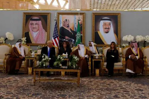 Melania Trump in Arabia Saudita senza il velo islamico