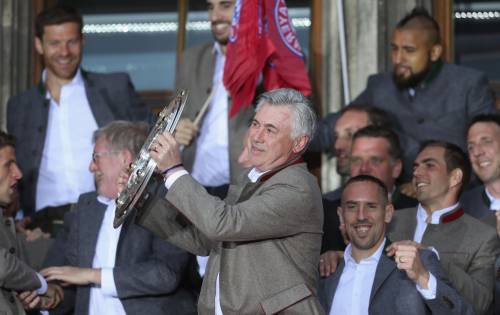 Il Bayern Monaco festeggia: Ancelotti si diletta nel canto