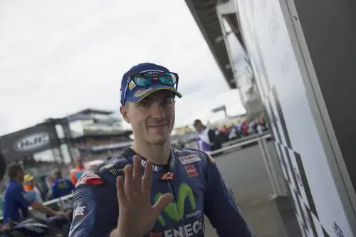 MotoGp, Le Mans: Valentino Rossi cade all'ultimo giro, vittoria a Vinales