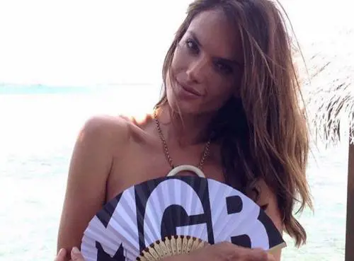 Alessandra Ambrosio, topless con ventaglio