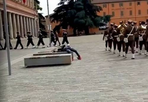 Reggio Emilia, sfregio del migrante ai soldati: bivacca alla cerimonia