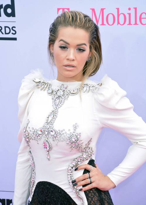 Rita Ora osé sul red carpet: gonna trasparente e sotto solo un tanga