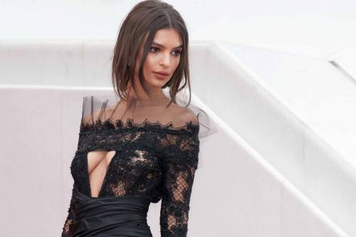 Emily Ratajkowski, costume mozzafiato a Cannes