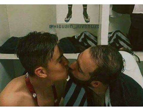 Juventus, sul web impazza il bacio tra Dybala e Higuain: è un fake
