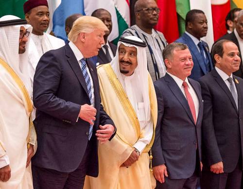 Arabia, svolta di Trump. "Lotta a Iran e terrore, l'islam è nostro alleato"