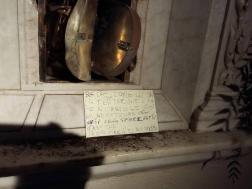 I ladri non trovano nulla in chiesa Il biglietto: "Padre, ci riproveremo"