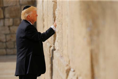 Trump prega al Muro del pianto: "Arrivare alla pace è possibile"