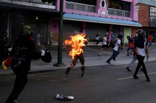 Il Venezuela brucia, nelle proteste un manifestante dato alle fiamme
