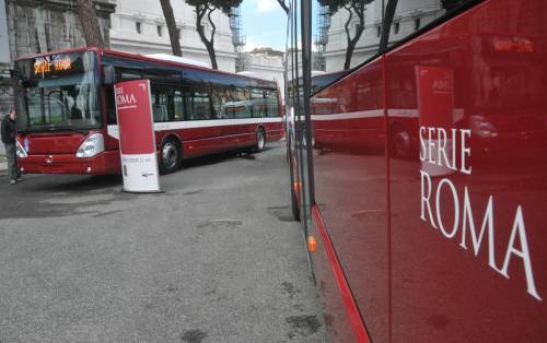 Roma, aria condizionata rotta: passeggero schiaffeggia autista Atac