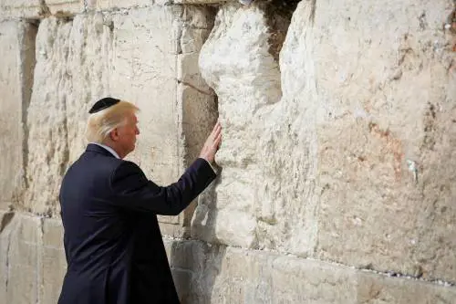 La stazione dei treni al Muro del pianto avrà il nome di Trump