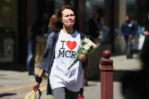 Attentato a Manchester, gli omaggi per le 22 vittime