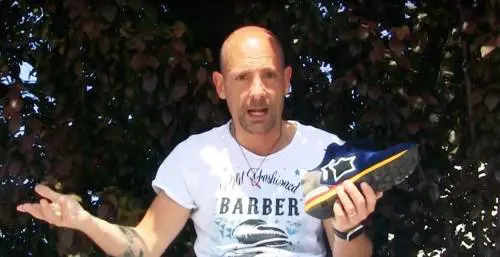 Il blogger che racconta capi d’abbigliamento come se fossero test d’auto. E li fa esplodere