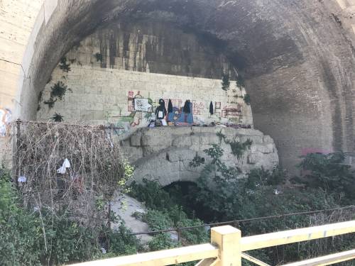 Cloaca Massima, il monumento abbandonato è diventato un rifugio per i senzatetto