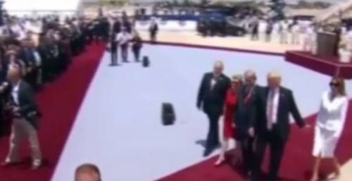 "Ecco perché Melania Trump non dà la mano al marito"
