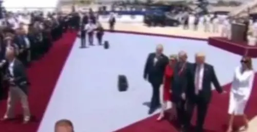 "Ecco perché Melania Trump non dà la mano al marito"