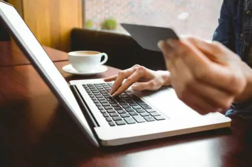 Compra online scarpe contraffatte ​e si becca anche una multa