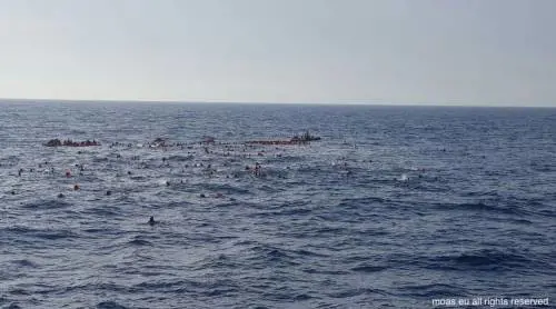 Libia, naufraga un barcone. Migrantes: "Vittime come a Manchester"