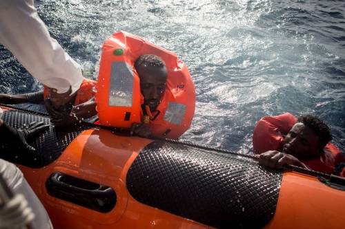 Migranti, naufraga un barcone al largo della Libia