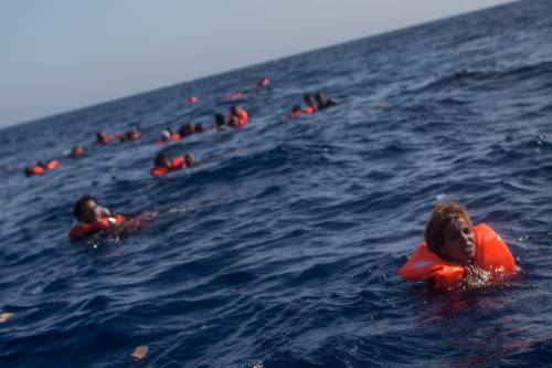 Libia, affondano barconi: oltre 30 i migranti morti in mare