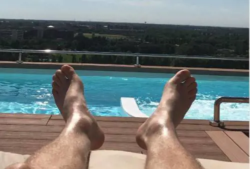 Brozovic in piscina: volano insulti su Instagram