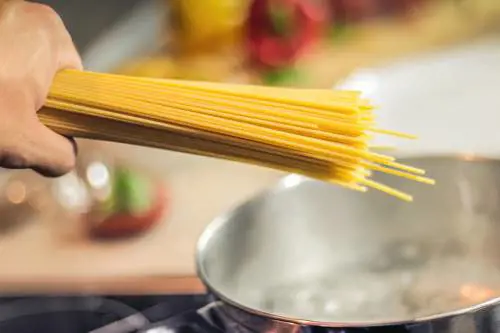 A Lione difende la pasta al dente: licenziato