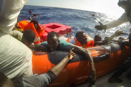 Gli scafisti rubano il motore al gommone: il naufragio provoca una strage