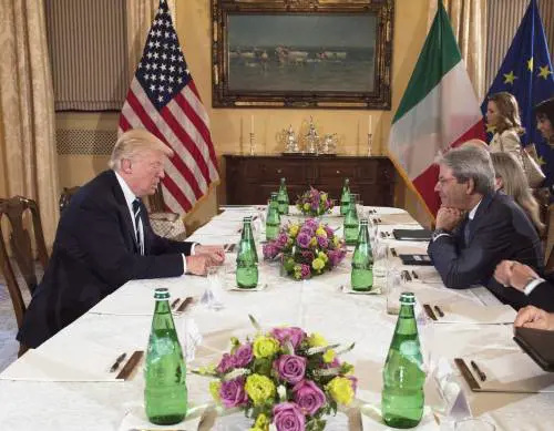 Svolta di Trump sulla Nato: "In campo contro l'Isis"