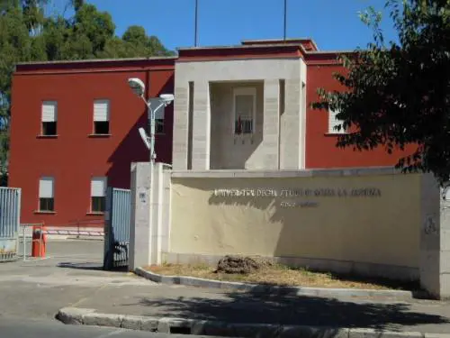 Latina, cade il controsoffitto feriti due studenti in università