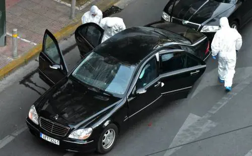 Una busta esplode nell'auto di Papademos