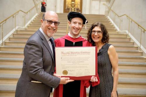 Zuckerberg riceve la laurea ad honorem a Harvard: "Serve un cambiamento nella società"