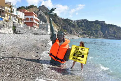 G7, protesta di Greenpeace contro il surriscaldamento globale